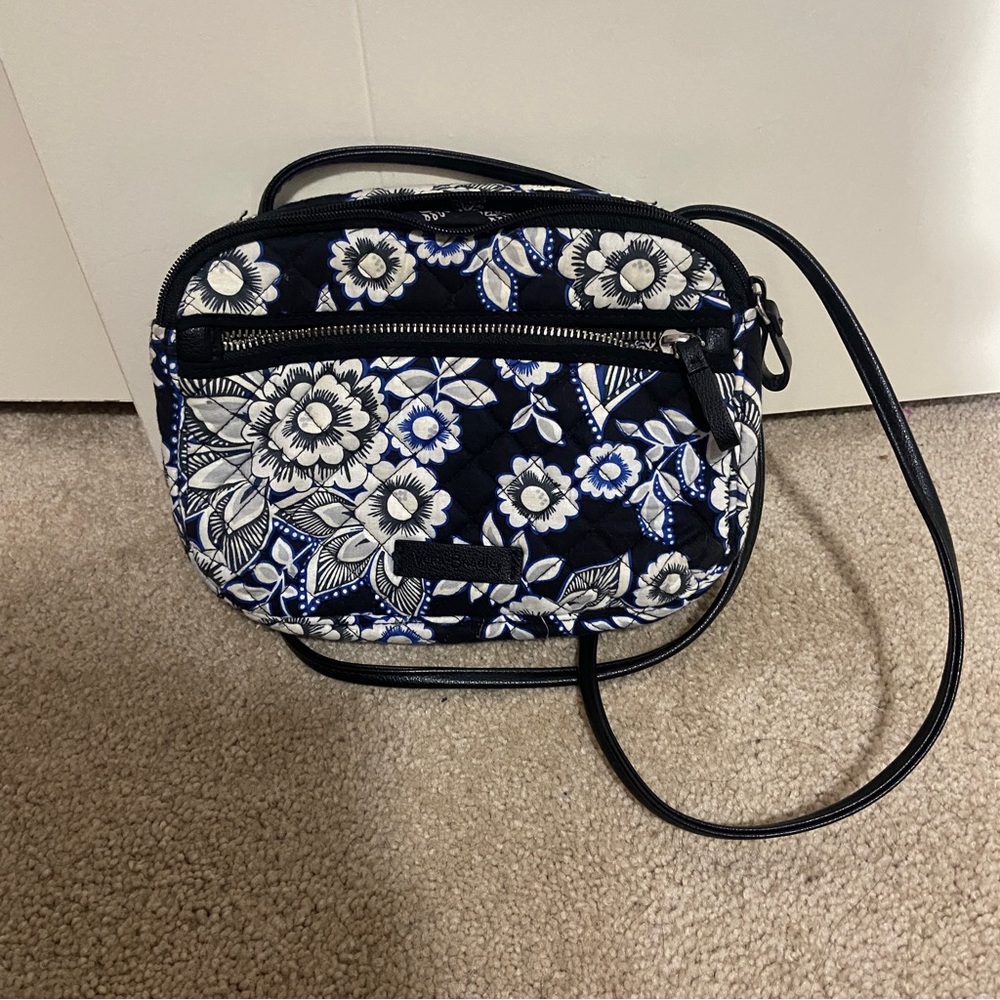 Vera bradley little crossbody bag in Snow Lotus